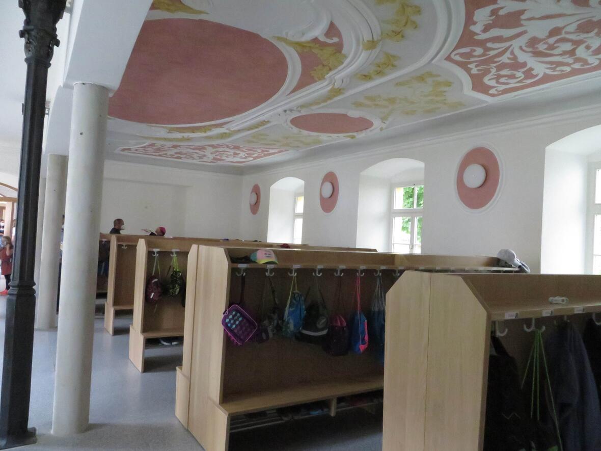 Die Garderobe der Schüler mit der restaurierten Stuckdecke. 
