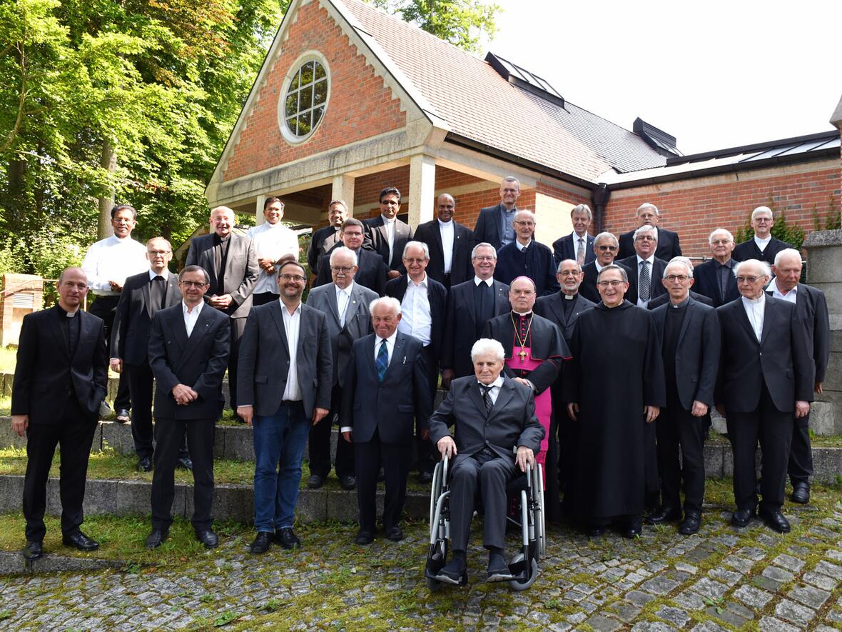 Bischof Bertram dankte den Jubilaren für ihre „Überlegungen, Ideen, Kritik, kreative und manchmal kühnen Träume im Hinblick auf die Zukunft der Kirche“ (Fotos: Julian Schmidt / pba)