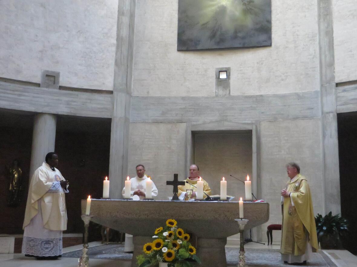 Bischof Dr. Bertram Meier (Mitte) feierte den Gottesdienst zusammen mit dem Rohrbacher Pfarrer Abbé Andre (v.l.), Pfarrer Przemyslaw Nowak aus der Nachbargemeinde Gosseltshausen und Ruhestandsgeistlichen Johann Braun. (Fotos: Viktoria Zäch / pba)
