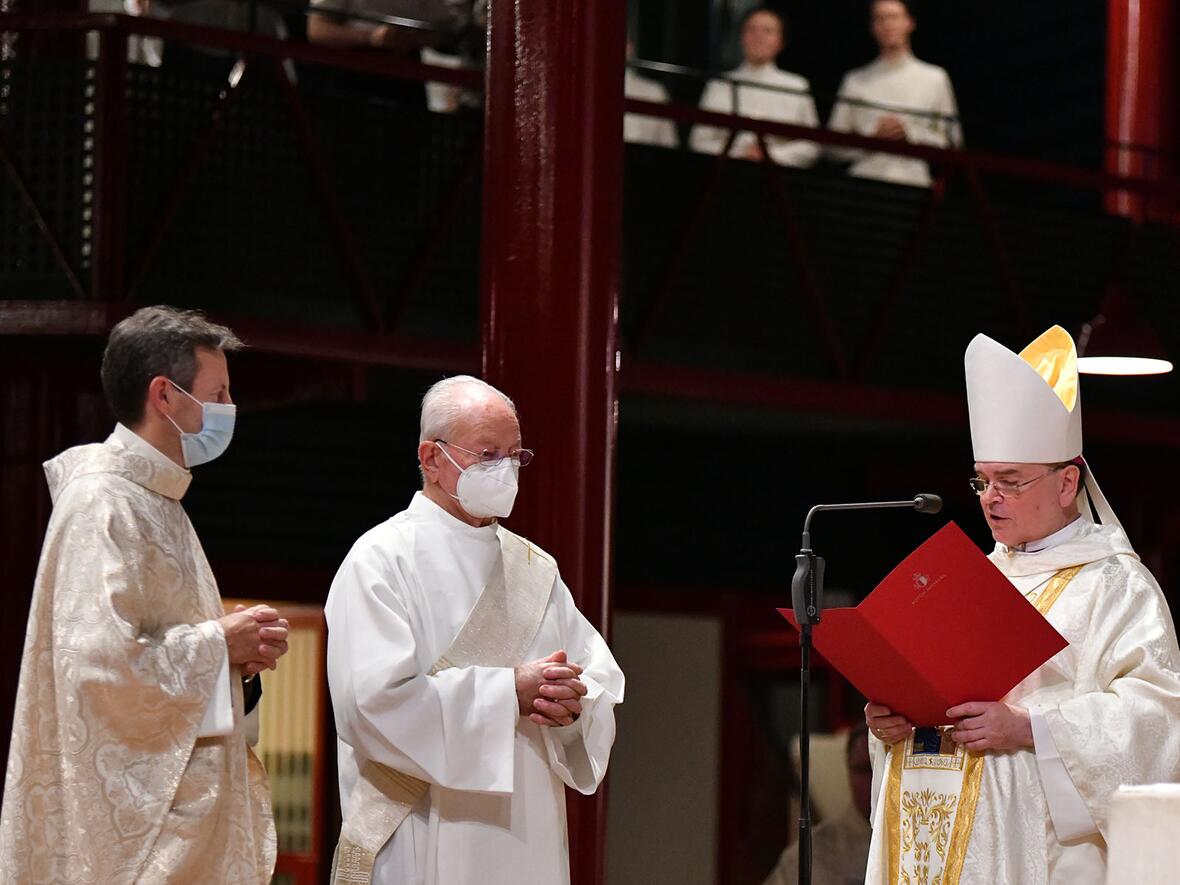 Bischof Bertram verliest das Ernennungsdekret.
