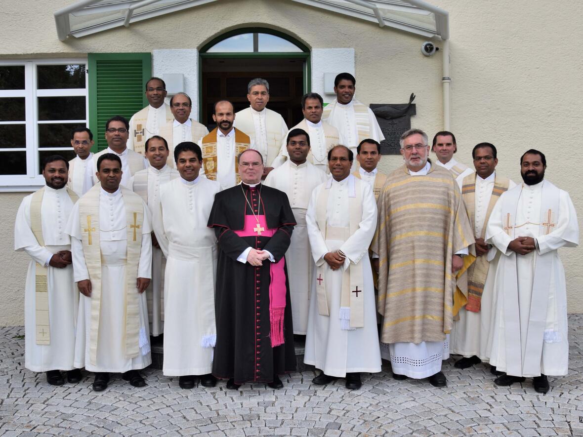 Die indischen Prämonstratenser kamen zur 900 Jahrfeier ihres Ordens nach Fischen. Bischof Bertram bedankte sich für ihren wertvollen Dienst (Fotos: Sabine Verspohl-Nitsche / pdsf). 