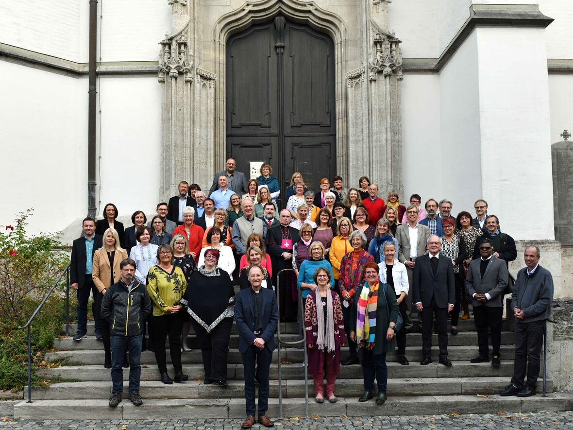 Mehrere Dutzend Frauen und Männer mit Dienstjubiläen in den vergangenen beiden Jahre folgten der Einladung des Bistums zu Gottesdienst, Stehempfang und Festakt. (Foto: Nicolas Schnall / pba)