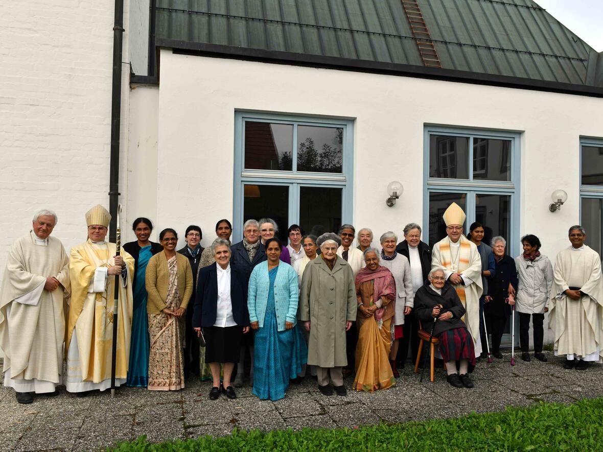 Fröhliche Gesichter: Die Bischöfe Bertram und Wolfgang sowie der Pfarrer von Benediktbeuern Pater Heinrich Heim SDB freuen sich gemeinsam mit Ancillae aus Deutschland und Indien über das 75-jährige Bestehen des Säkularinstituts. (Fotos: Nicolas Schnall / pba)