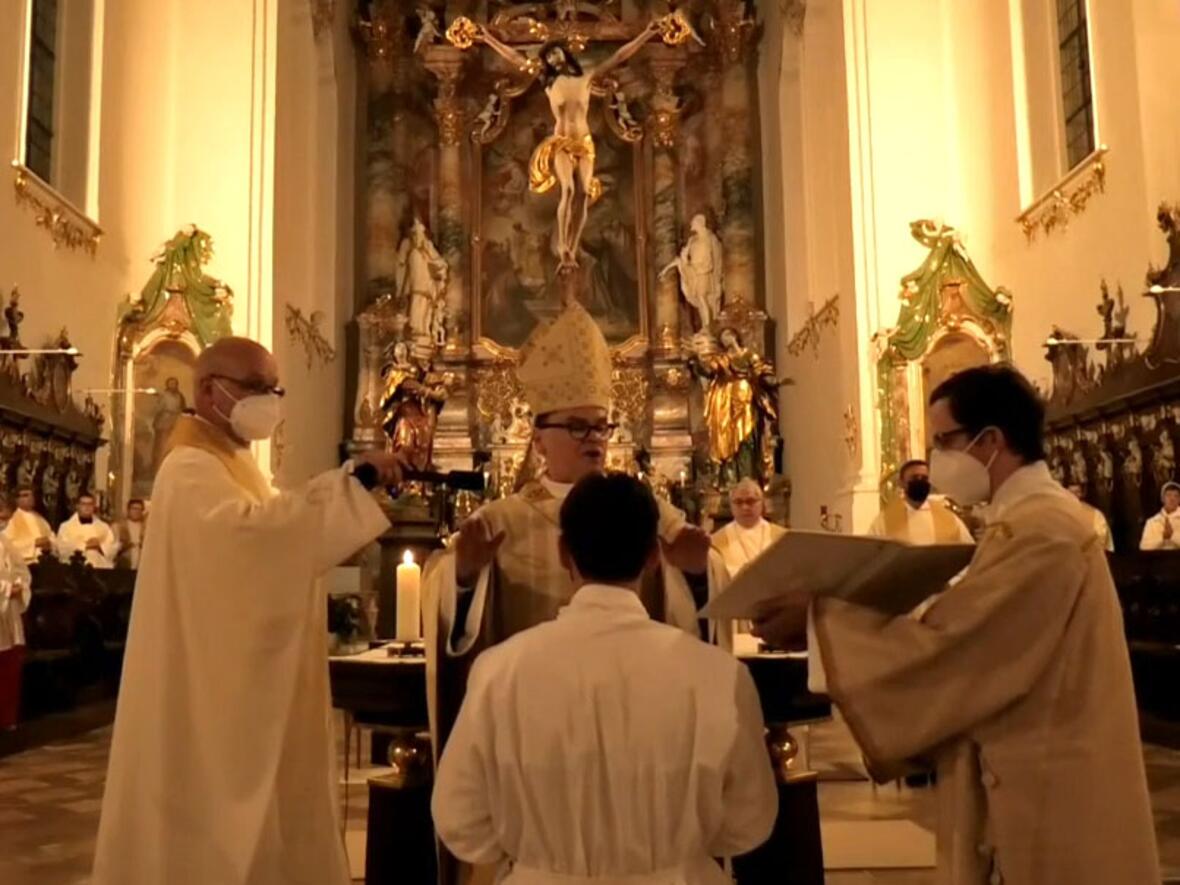 Bischof Bertram spricht das Weihegebet. (Foto: Livestream Kloster Roggenburg)