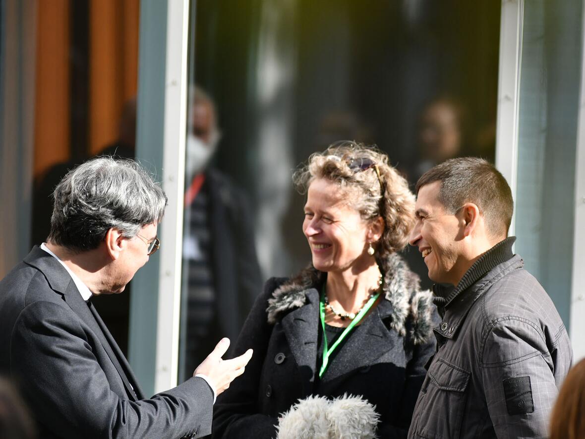 Im Anschluss traf man sich im Innenhof des Zentrums zum angeregten Gespräch.