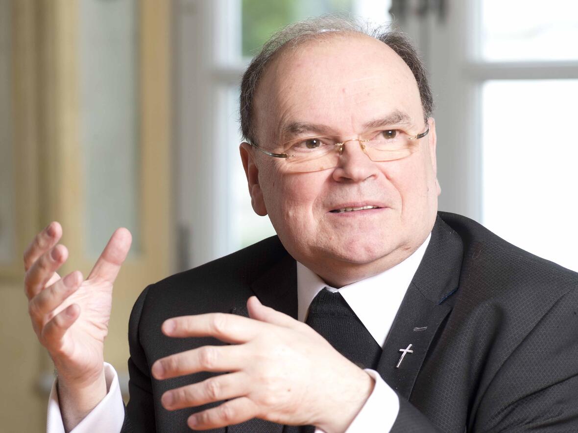 Im Gespräch: Bischof Dr. Bertram Meier. (Foto: Bernd Müller / pba)