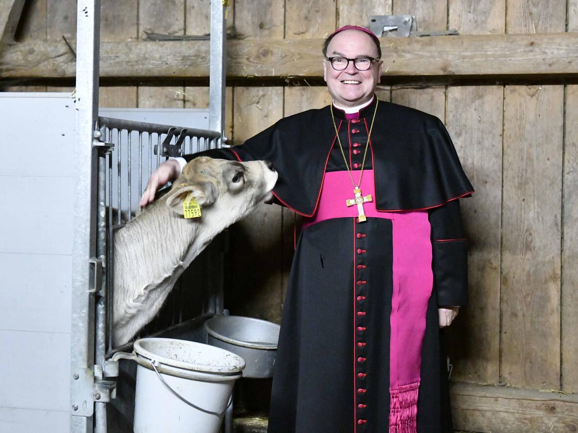 Freude auf beiden Seiten: Auch das kleine Kälbchen war sichtlich angetan vom bischöflichen Besuch (Fotos: Maria Steber / pba).