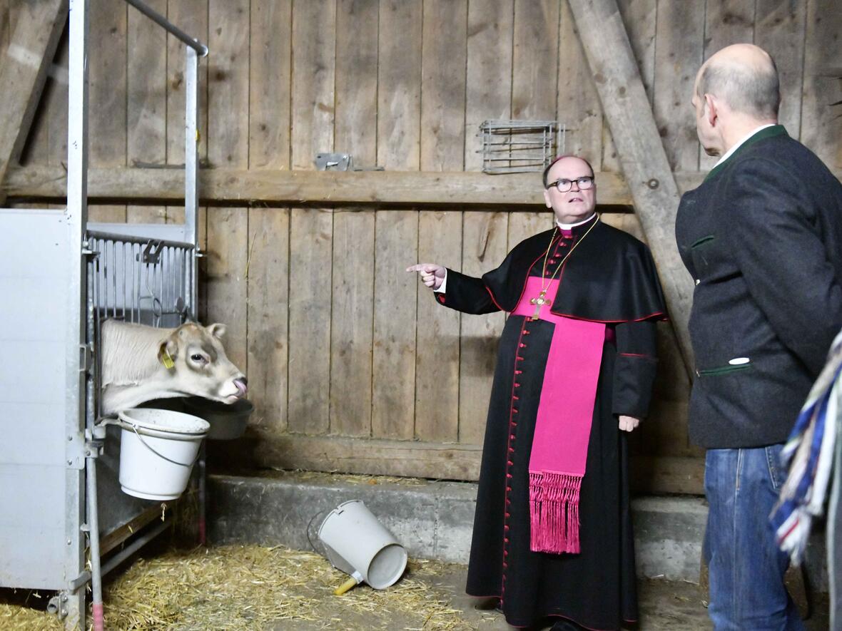 Ein fachkundiges Gespräch führten Bischof Bertram und Thomas Steuer nicht nur im Kälbchenstall. Auch draußen gab der Landwirt Einblicke in sein tägliches Arbeitsfeld. (Foto: Maria Steber / pba)