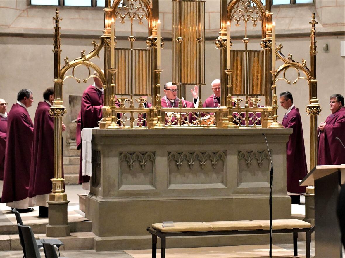 Im Westchor des Doms gedachten Bischof Bertram und die Mitglieder des Domkapitels der verstorbenen Bischöfe und Domkapitulare (Foto: Ulrich Bobinger / pba).