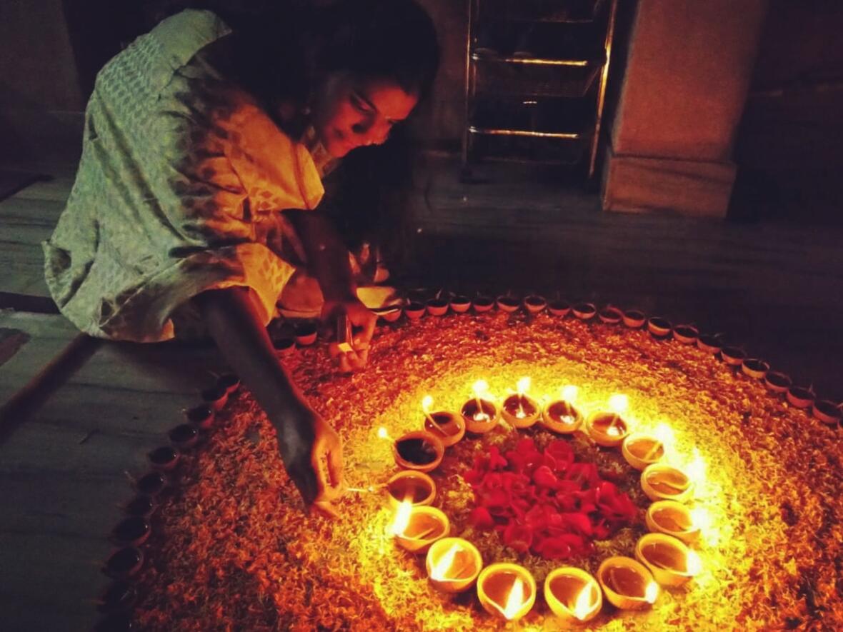 Bei Diwali werden traditionell zahlreiche Lichter entzündet (Foto: Wikimedia Commons)