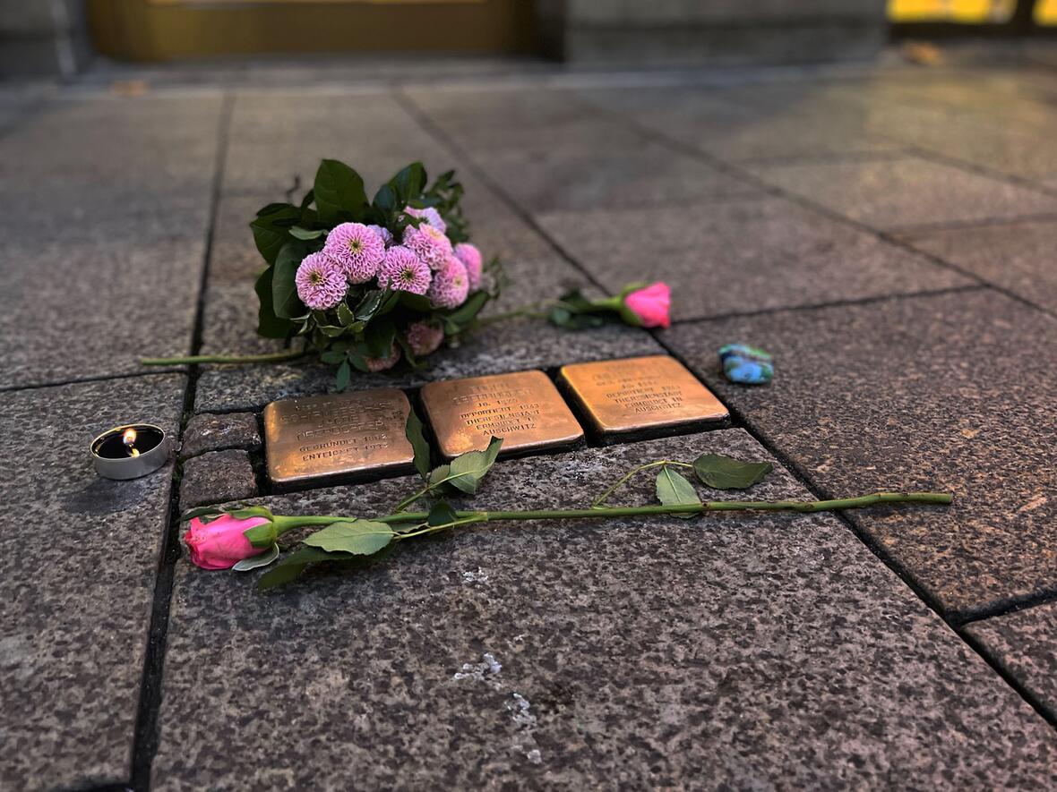 Diese Stolpersteine in der Augsburger Innenstadt erinnern an jüdische Opfer der Shoah und wurden zum Gedenktag besonders geschmückt (Fotos: Julian Schmidt / pba)