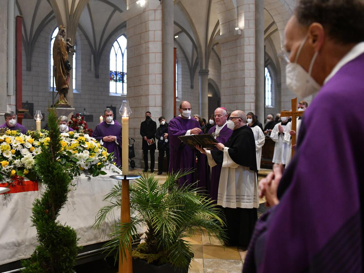 "Zum Paradies mögen Engel dich geleiten..." Dompropst Weihbischof Dr. Dr. Losinger führt Konrad Hölzl seiner letzten Ruhestätte zu.