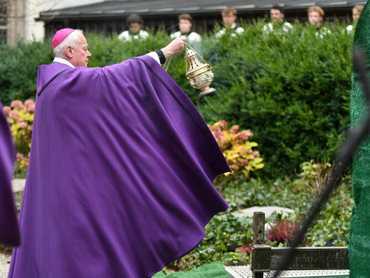 Der Verstorbene wurde in der Grablege des Domkapitels bestattet.