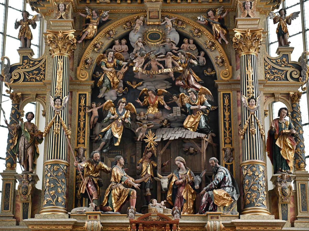 Hochaltar mit der Weihnachtsszene in der Basilika St. Ulrich und Afra. (Foto: Nicolas Schnall / pba)