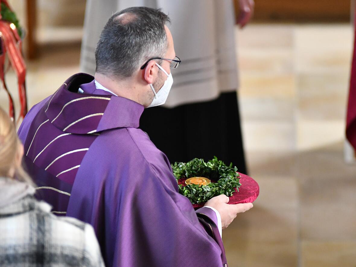 Der Ellzeer Pfarrer P. Joachim Geilich OPraem mit den Reliquien der hll. Cosmas und Damian.