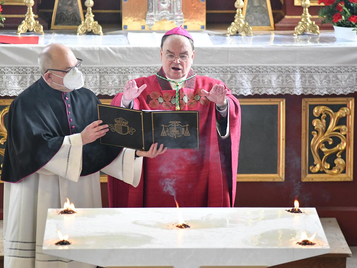 Auf dem Altar wurde an fünf Stellen Weihrauch entzündet.