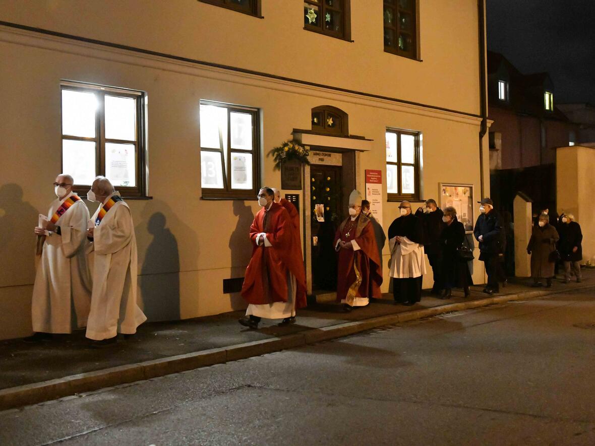 In einer Prozession zog die Festgemeinde vom Marcel-Callo-Haus zur benachbarten Basilika St. Ulrich und Afra. (Foto: Maria Steber / pba) 