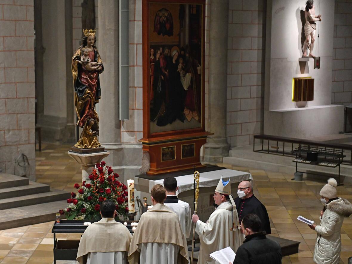 Vor dem Schlusssegen erneuerte Bischof Bertram die Marienweihe für das Bistum. (Fotos: Nicolas Schnall / pba)