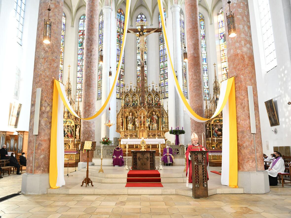 Bischof Bertram feierte das Pontifikalamt im Martinsmünster der Donaustadt Lauingen (Fotos: Julian Schmidt / pba)