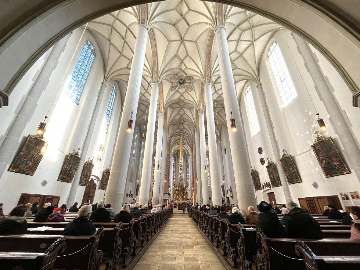 Die Stadtpfarrkirche St. Martin gehört zu den bedeutendsten spätgotischen Kirchenbauten Süddeutschlands.