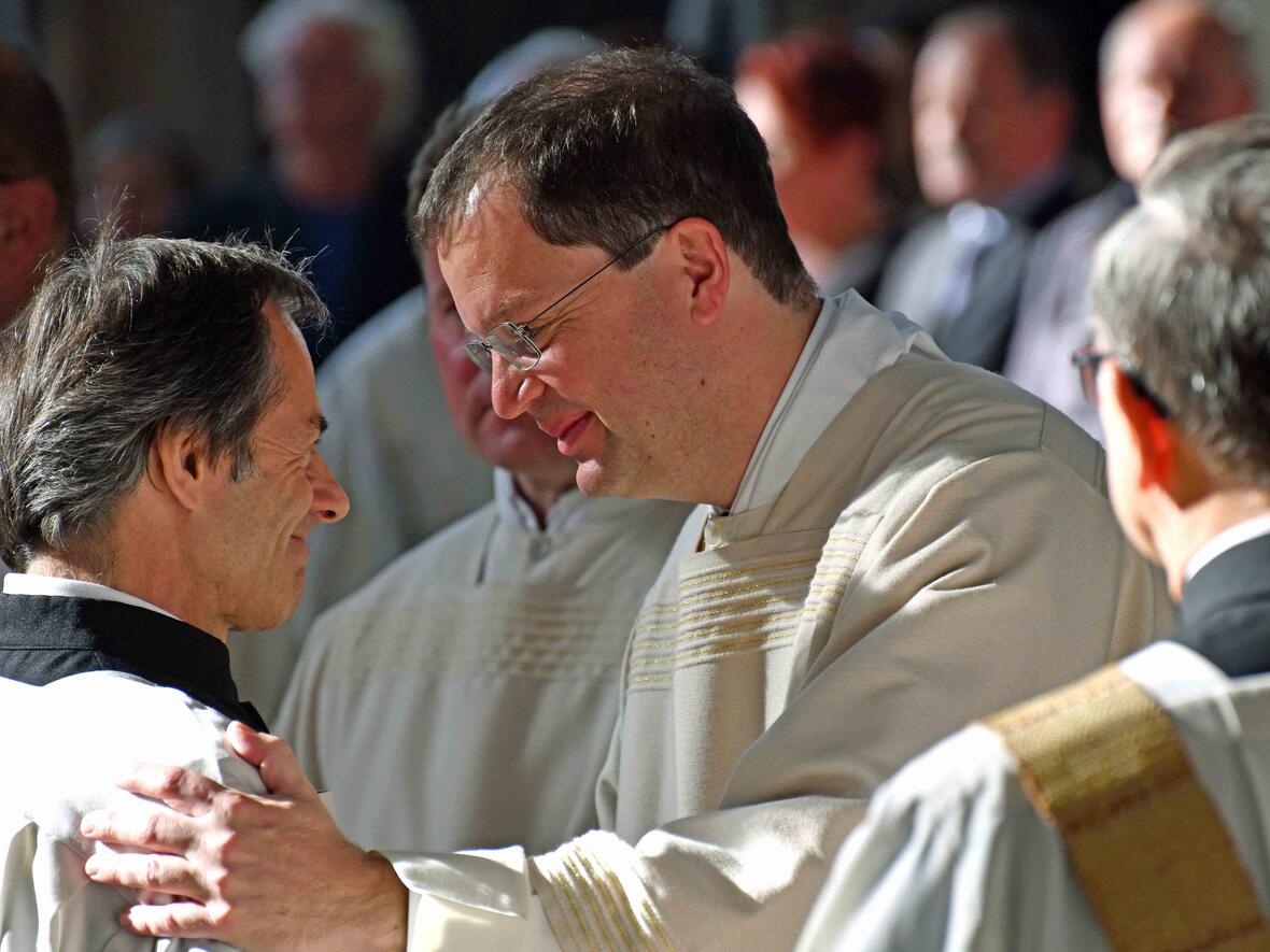 Starke Gemeinschaft: Zwei Diakone beim Friedensgruß während der Weiheliturgie. (Archivfoto: Nicolas Schnall / pba)