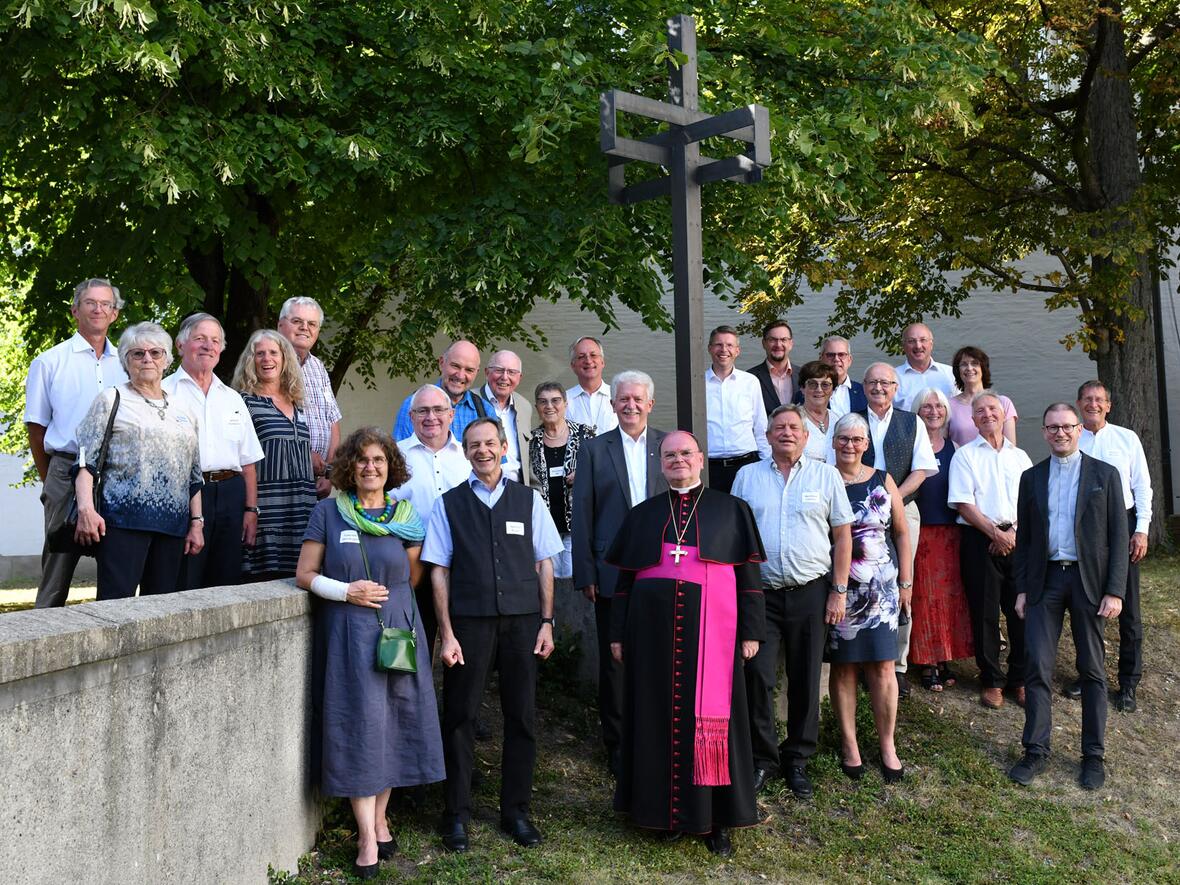 Die Weihejubilare im Ständigen Diakonat mit ihren Ehefrauen (Fotos: Antonia Mayr / pba)