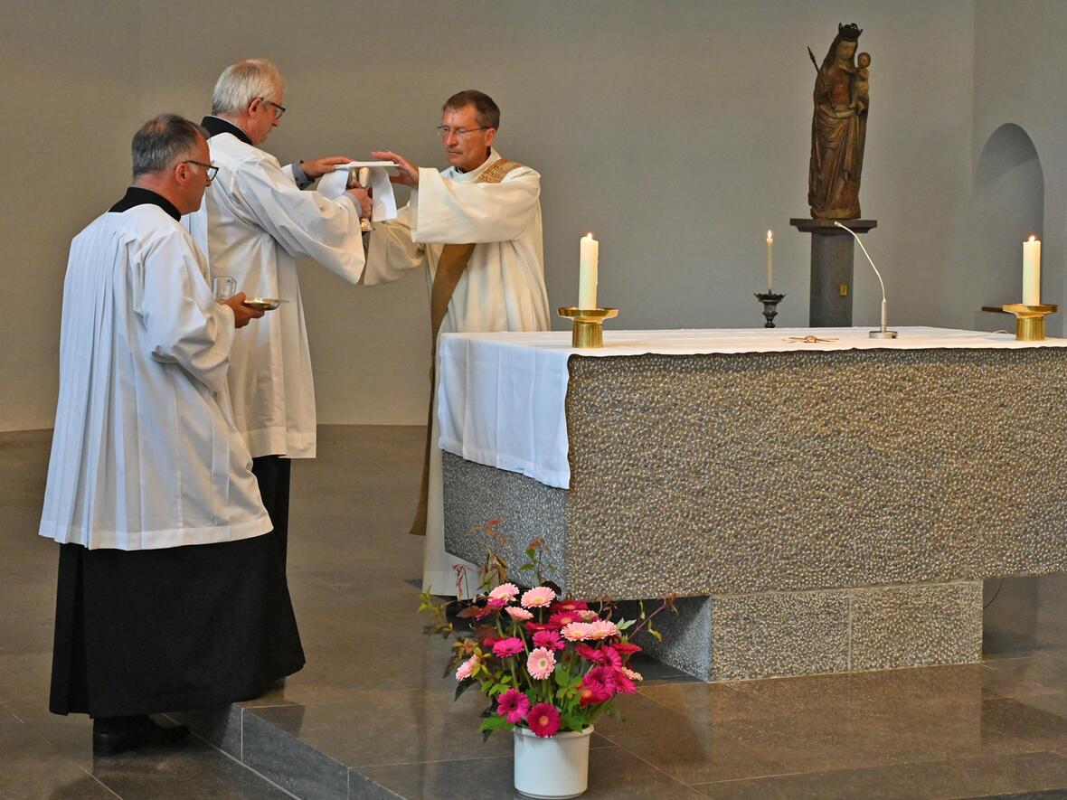Akolythen sind auch als Altardiener im Einsatz. 