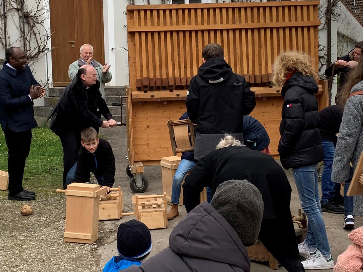 Kräftig gerätscht haben Bischof Dr. Bertram Meier mit vielen Ministrantinnen und Ministranten.