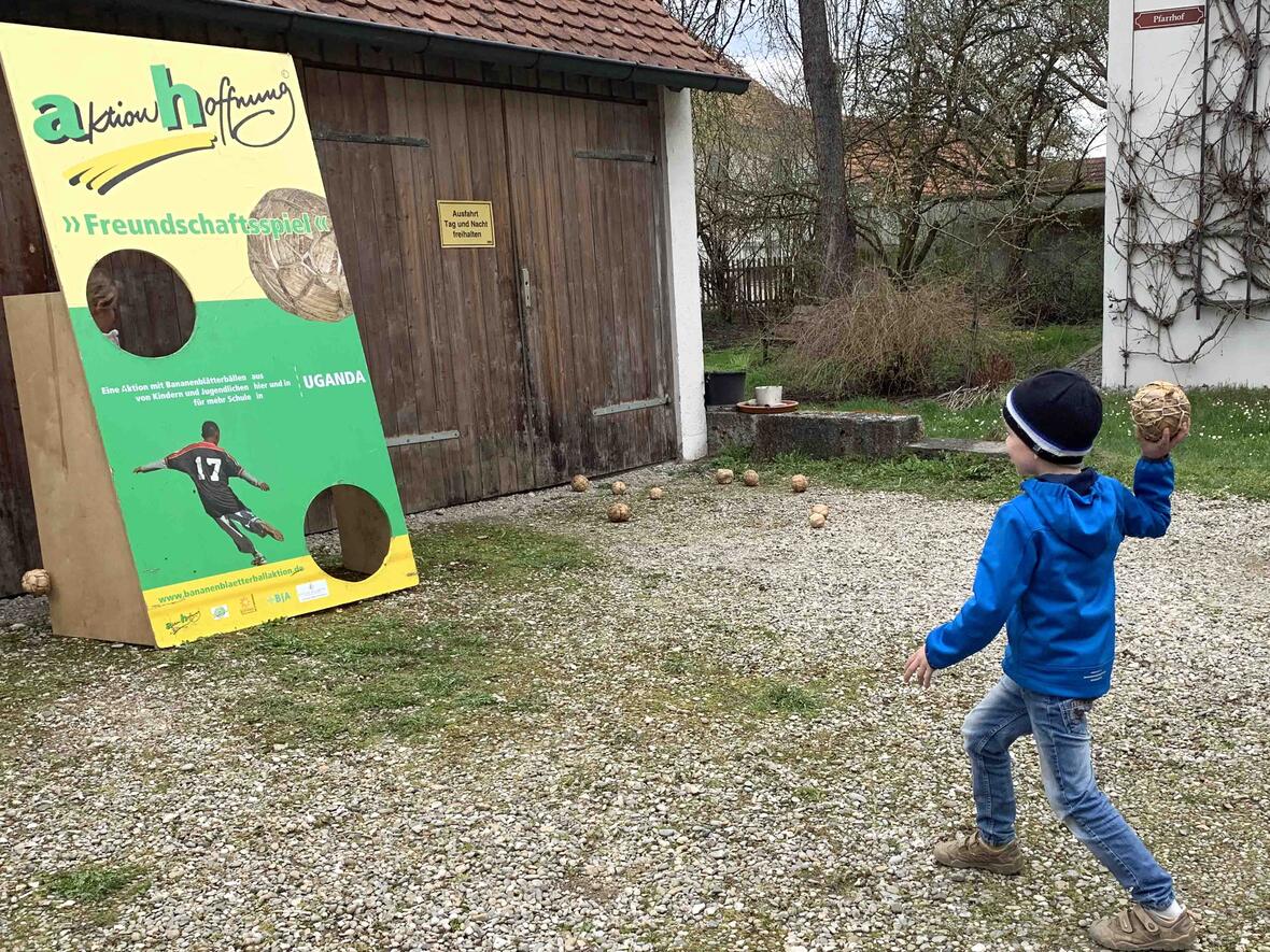 Die Kinder testeten die Bälle aus Uganda, die nicht aus Leder gefertigt sind, sondern aus Naturmaterialien.