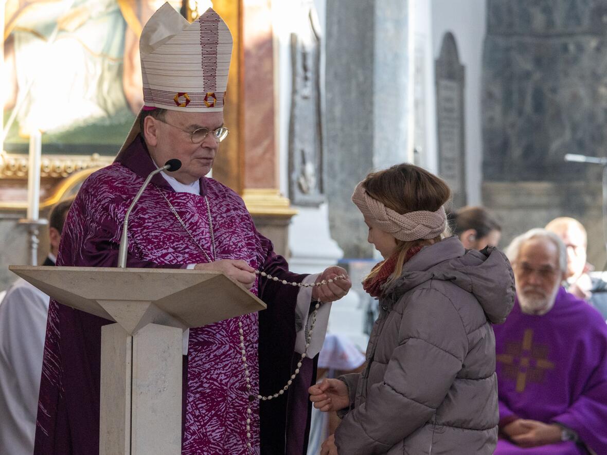 Der Bischof präsentierte in seiner Predigt einen Rosenkranz aus sogenannten Monstranzbohnen (Foto: Julian Schmidt / pba)