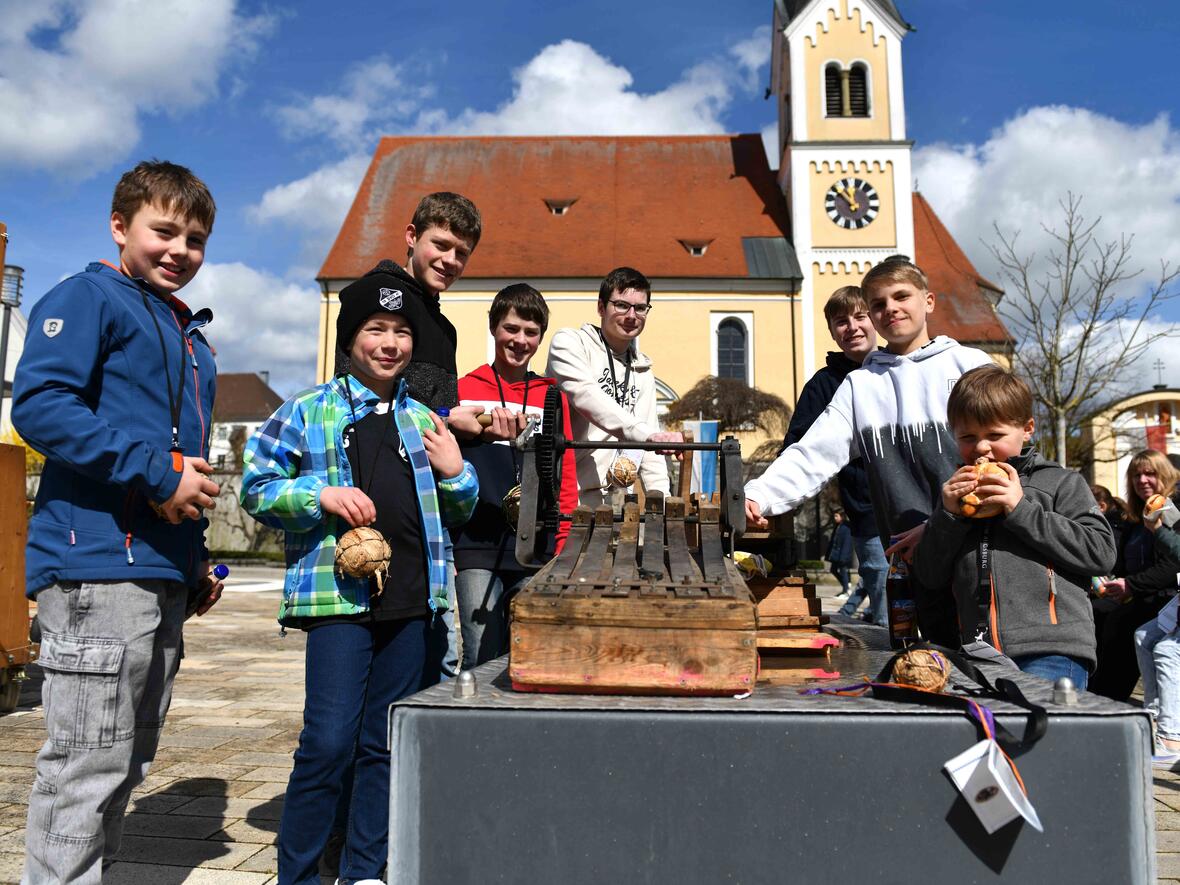 Aus Obergessertshausen kamen diese Ministranten zur Eröffnung der Rätschaktion in Ziemetshausen. Voller Stolz hatten sie vermutlich eine der ältesten Rätschen mitgebracht. (Fotos: Maria Rösch / pba)  