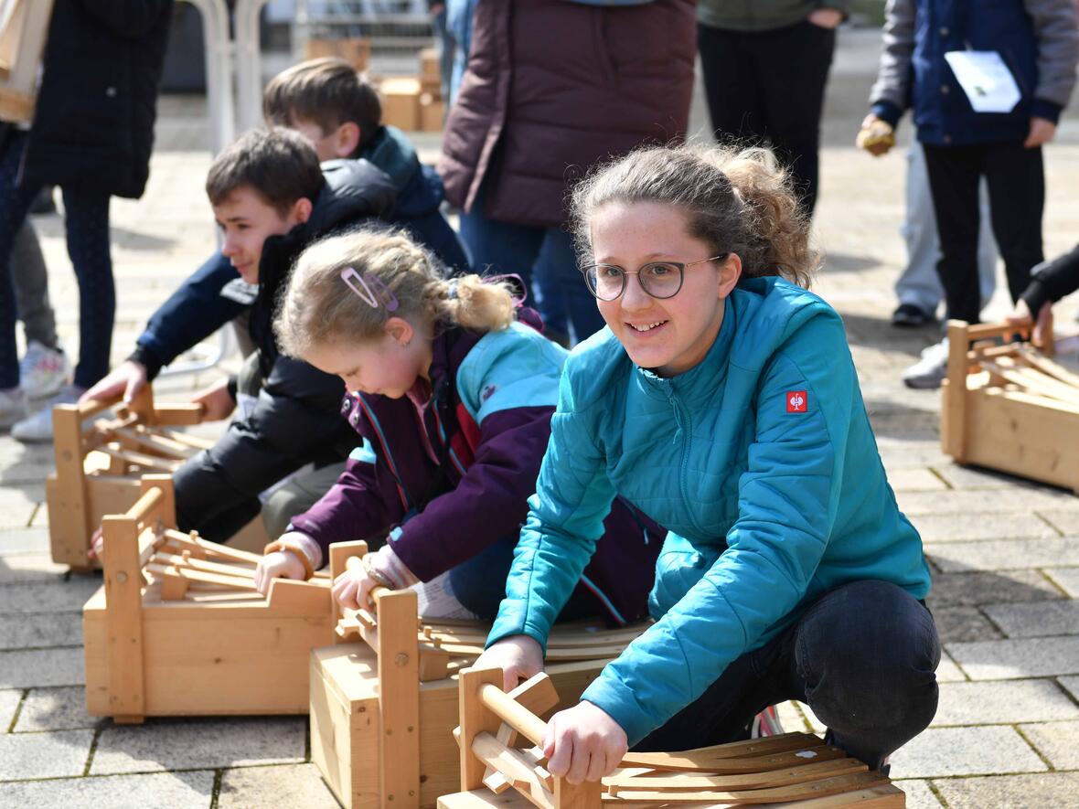 Mit großen und kleinen Rätschen machten die Kinder und Jugendlichen bei der Eröffnung ordentlich Krach.