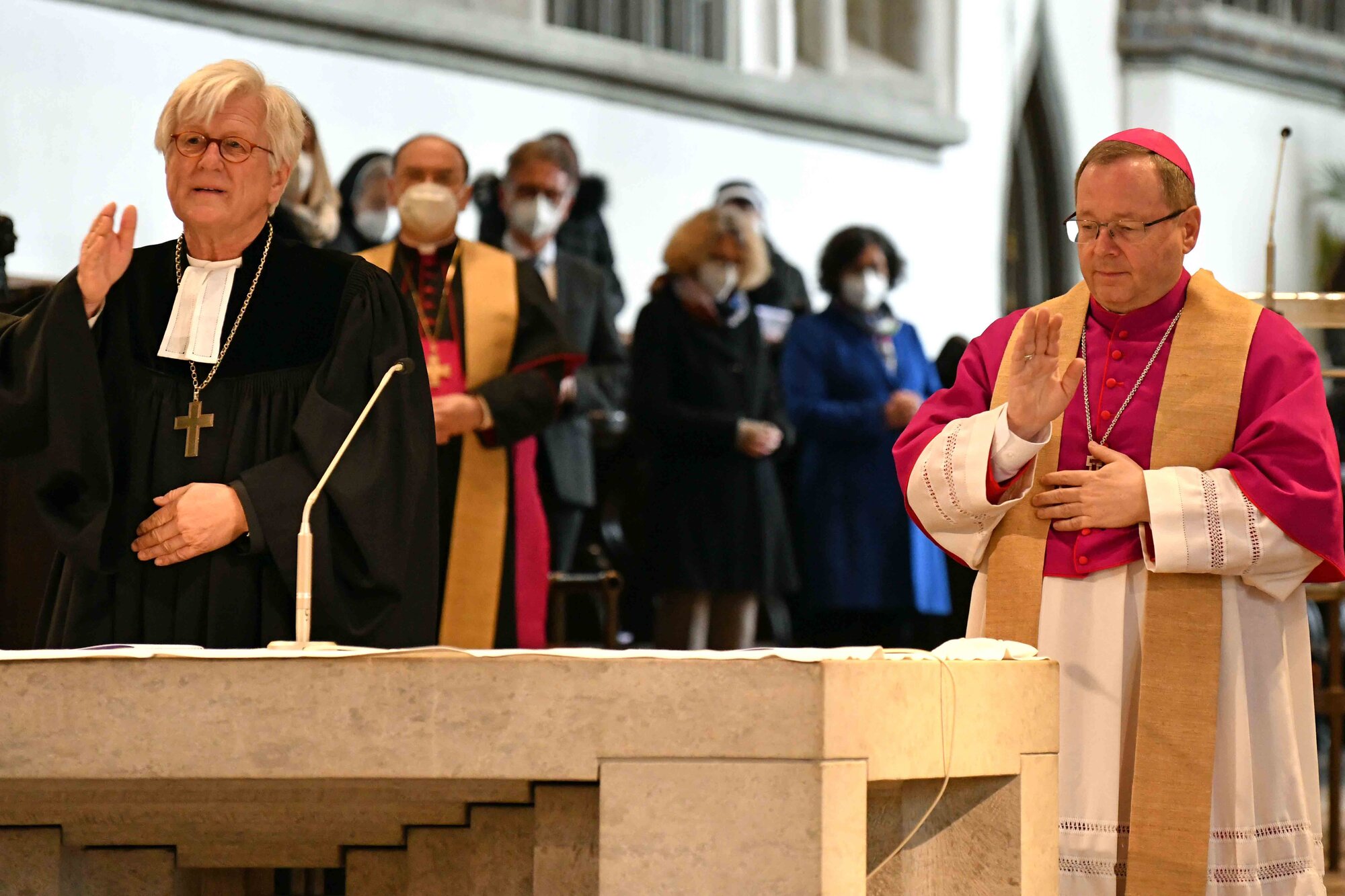 Eröffnungsgottesdienst der Woche für das Leben 2021 in Augsburg_Segen durch EKD-Ratsvorsitzenden und DBK-Vorsitzenden (Foto Nicolas Schnall pba)