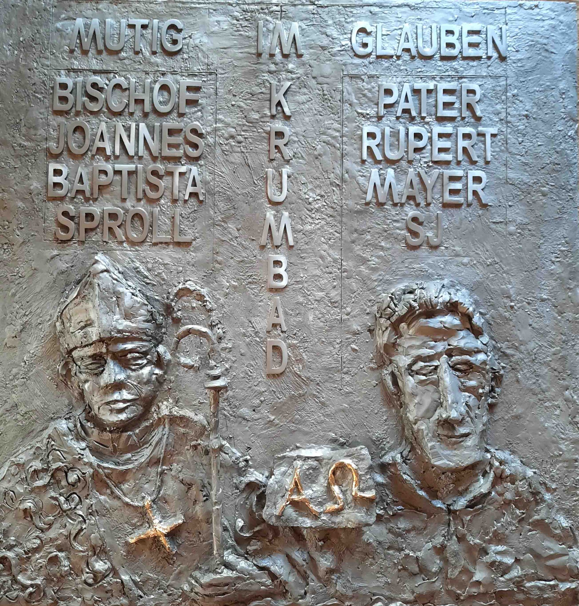 „Mutig im Glauben“: Eine Relieftafel erinnert an zwei Glaubenszeugen, die dem Krumbad eng verbunden waren: Bischof Joannes Baptista Sproll und Pater Rupert Mayer. Die von dem Unterallgäuer Künstler Franz Höchstötter geschaffene Tafel wird am Freitag von den beiden Bischöfen Dr. Gebhard Fürst und Dr. Bertram Meier gesegnet. (© Franz Höchstötter)