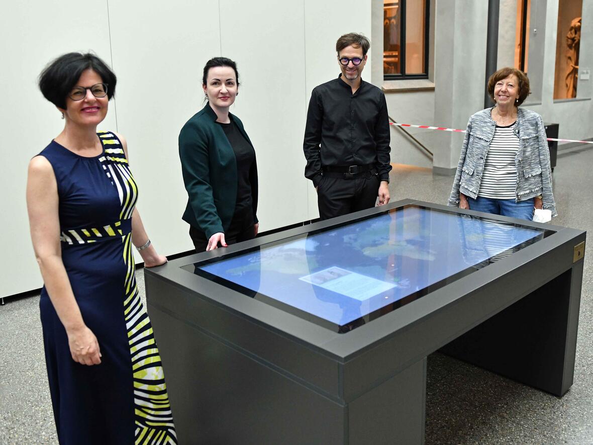 Bei der Vorstellung des neuen Multi-Touch-Tisches im Diözesanmuseum St. Afra (von links): Museumsleiterin Melanie Thierbach, Dr. Eva-Maria Bongardt, Ilja Sallasz (Agentur LIQUID) und Monika Nußbaumer (Vorstand Langner'sche Stiftungen). (Fotos: Nicolas Schnall / pba)
