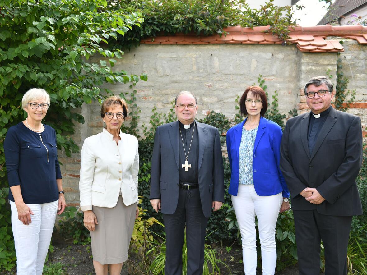 (v.l.) Sabine Slawik (Vizepräsidentin des KDFB-Bundesverbands), Emilia Müller (Vizepräsidentin des Bundesverbands und Präsidentin des Landesverbands Bayern), Bischof Dr. Bertram Meier, Monika Riedmüller (Vorstandsmitglied Landesverband Bayern und Vorsitzende des KDFB-Bildungswerks Augsburg), Monsignore Rainer Boeck (Geistlicher Beirat des Landesverbands Bayern) (Foto: Julian Schmidt / pba)