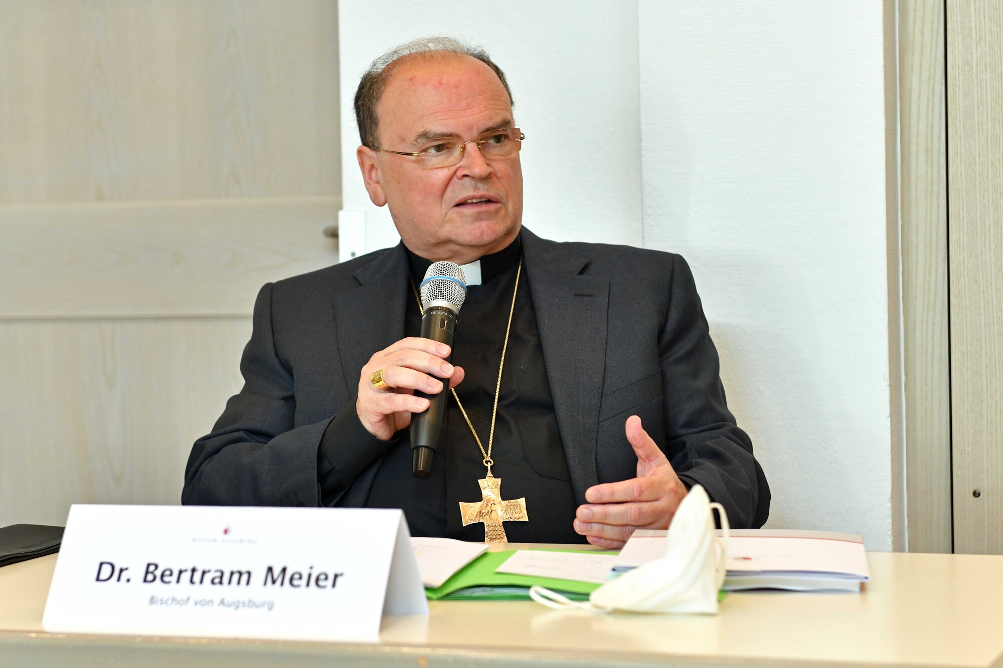 Bischof Bertram bedankt sich bei den Mitgliedern der Projektgruppe für die geleistete Arbeit.