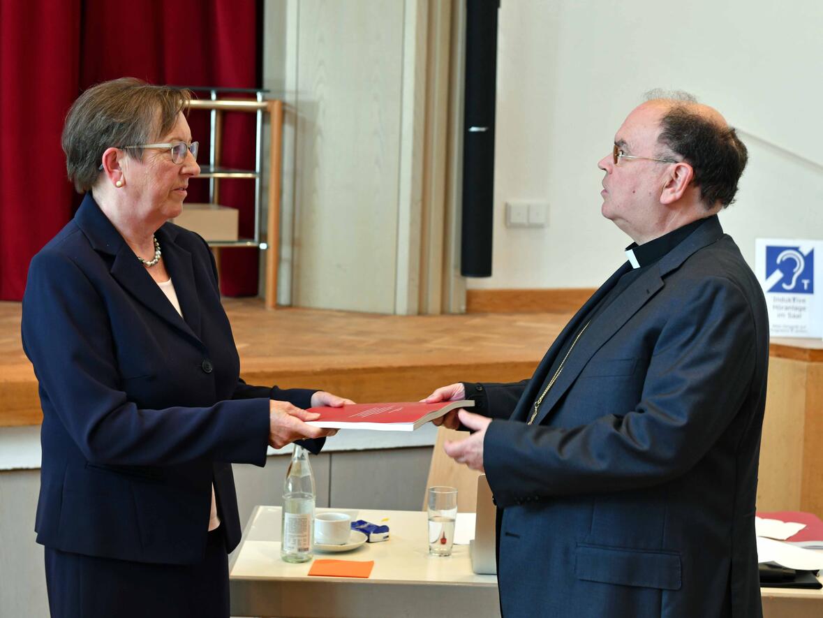 Die Leiterin der Projektgruppe Reitenbuch Elisabeth Mette überreicht Bischof Dr. Bertram Meier den Abschlussbericht. (Foto Nicolas Schnall / pba)