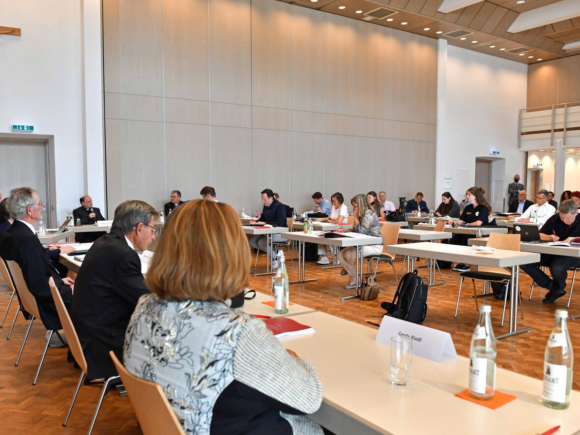 Projektgruppe Reitenbuch übergibt Abschlussbericht an Bischof Bertram