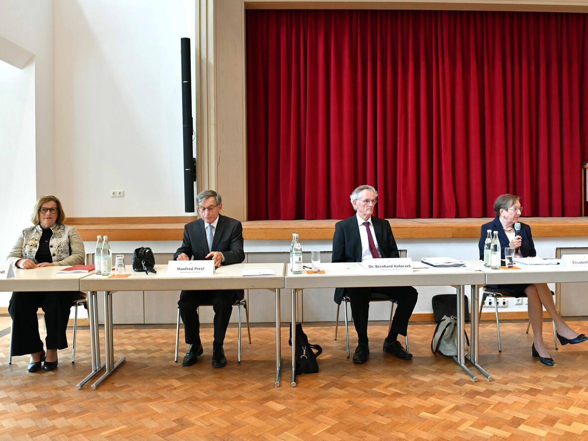 Projektgruppe Reitenbuch übergibt Abschlussbericht an Bischof Bertram