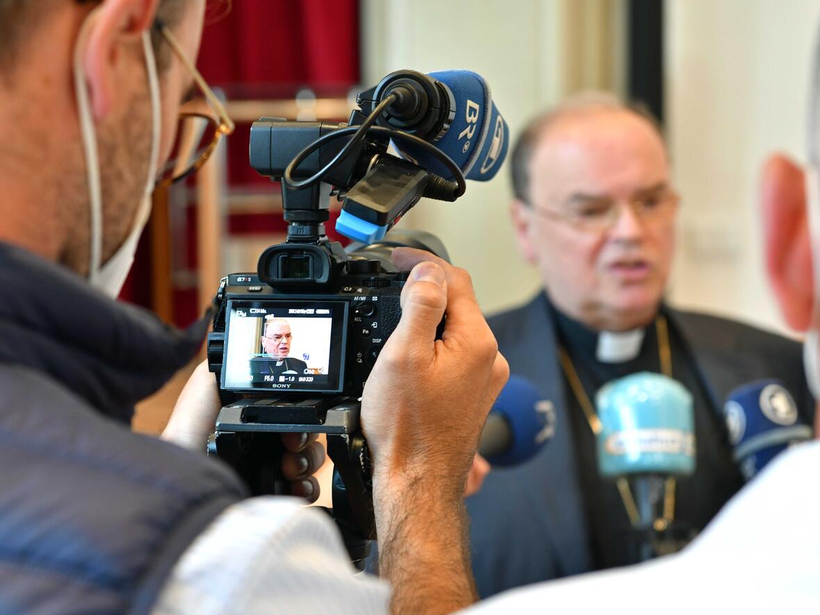 Projektgruppe Reitenbuch übergibt Abschlussbericht an Bischof Bertram