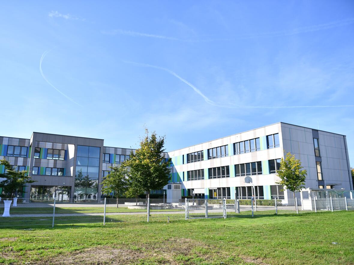 Die Grundschule liegt im hier rechten Flügel des Bischof-Ulrich-Schulzentrums.