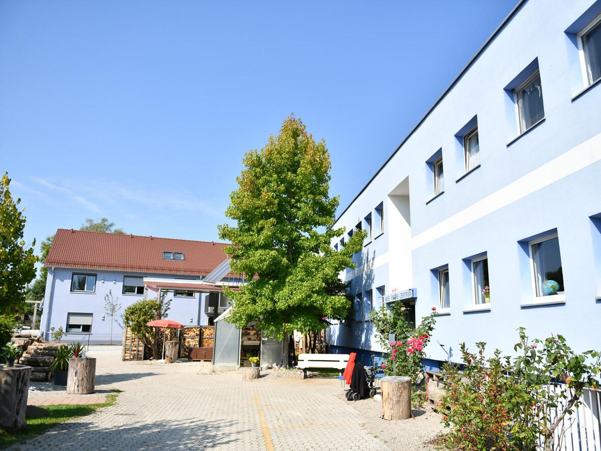 Gemeinsam mit dem Abbé-Pierre-Zentrum für suchtkranke Menschen (im Vordergrund) stellt das neue Wohnheim einen wichtigen Baustein in der sozialen Arbeit der Caritas Augsburg dar (Fotos: Julian Schmidt / pba)