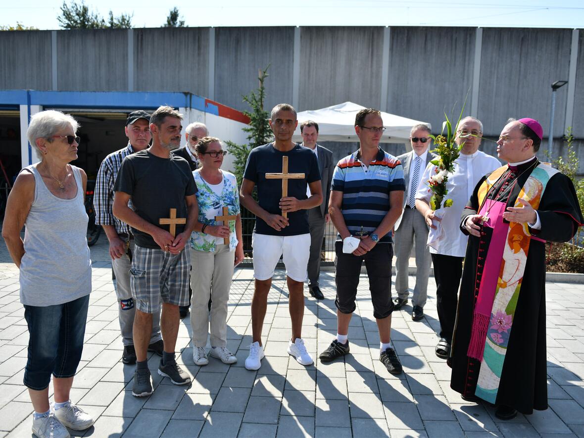 Bischof Bertram im Gespräch mit Bewohner/-innen des neuen Wohnheims.