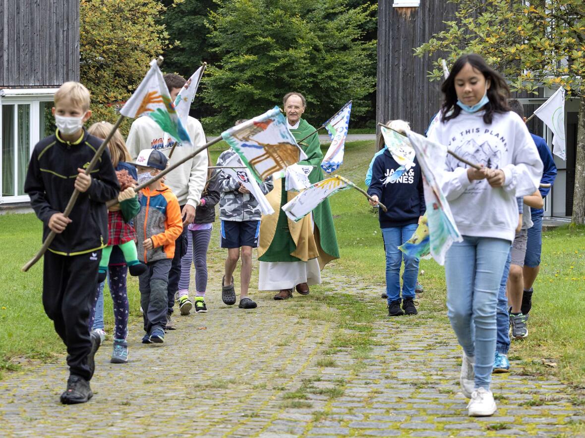 Ein buntes Wochenprogramm bot den Familienteams - hier die Fahnenträger beim Einzug - wertvolle Impulse für ihren Alltag. (Fotos: Kath. Landvolkshochschule Wies)