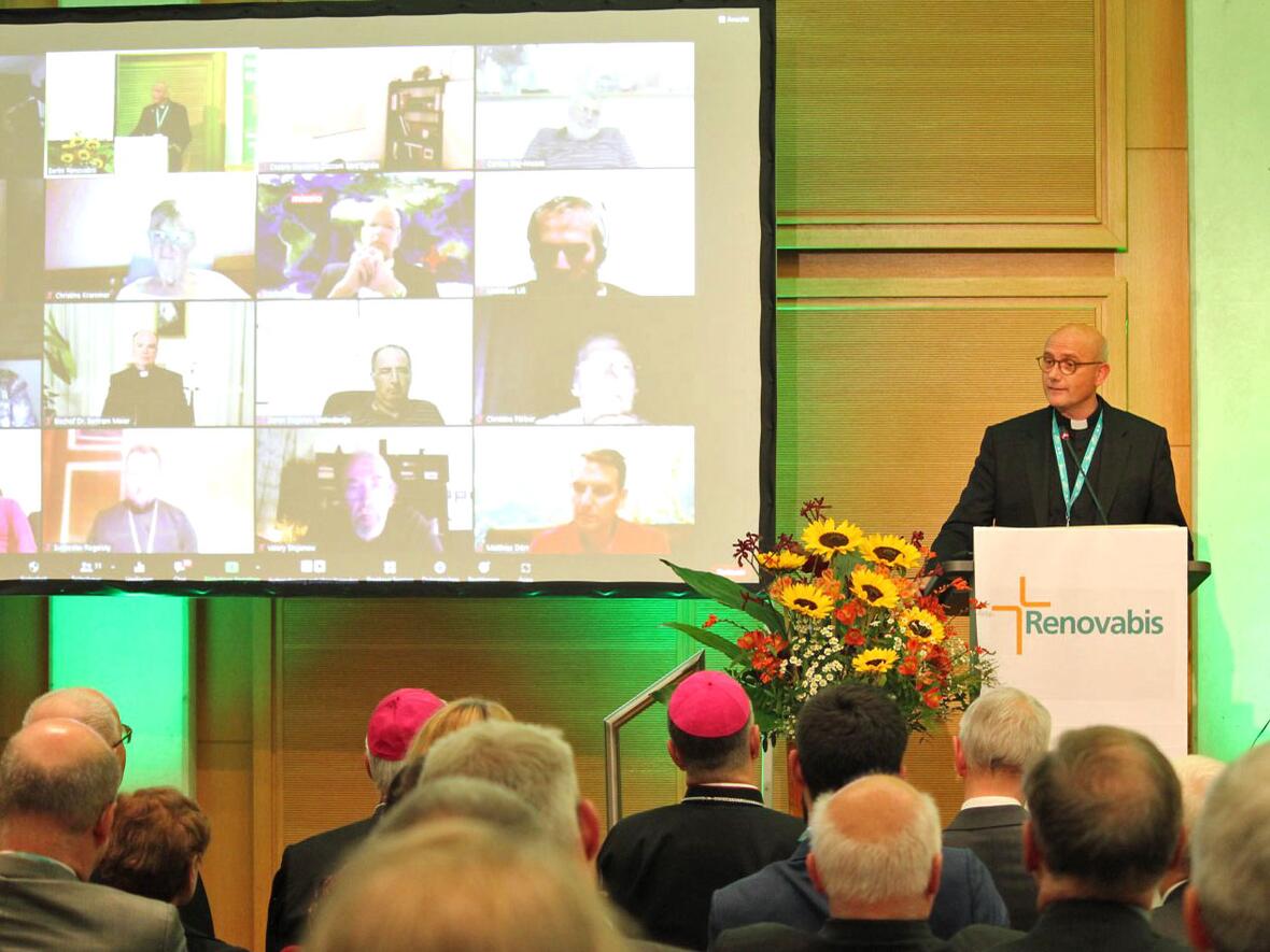 Der künftige Renovabis-Hauptgeschäftsführer Prof. Dr. Thomas Schwartz am Rednerpult beim Kongress in Berlin. Bischof Bertram verfolgte die Veranstaltung von Augsburg aus. (Foto: Renovabis)