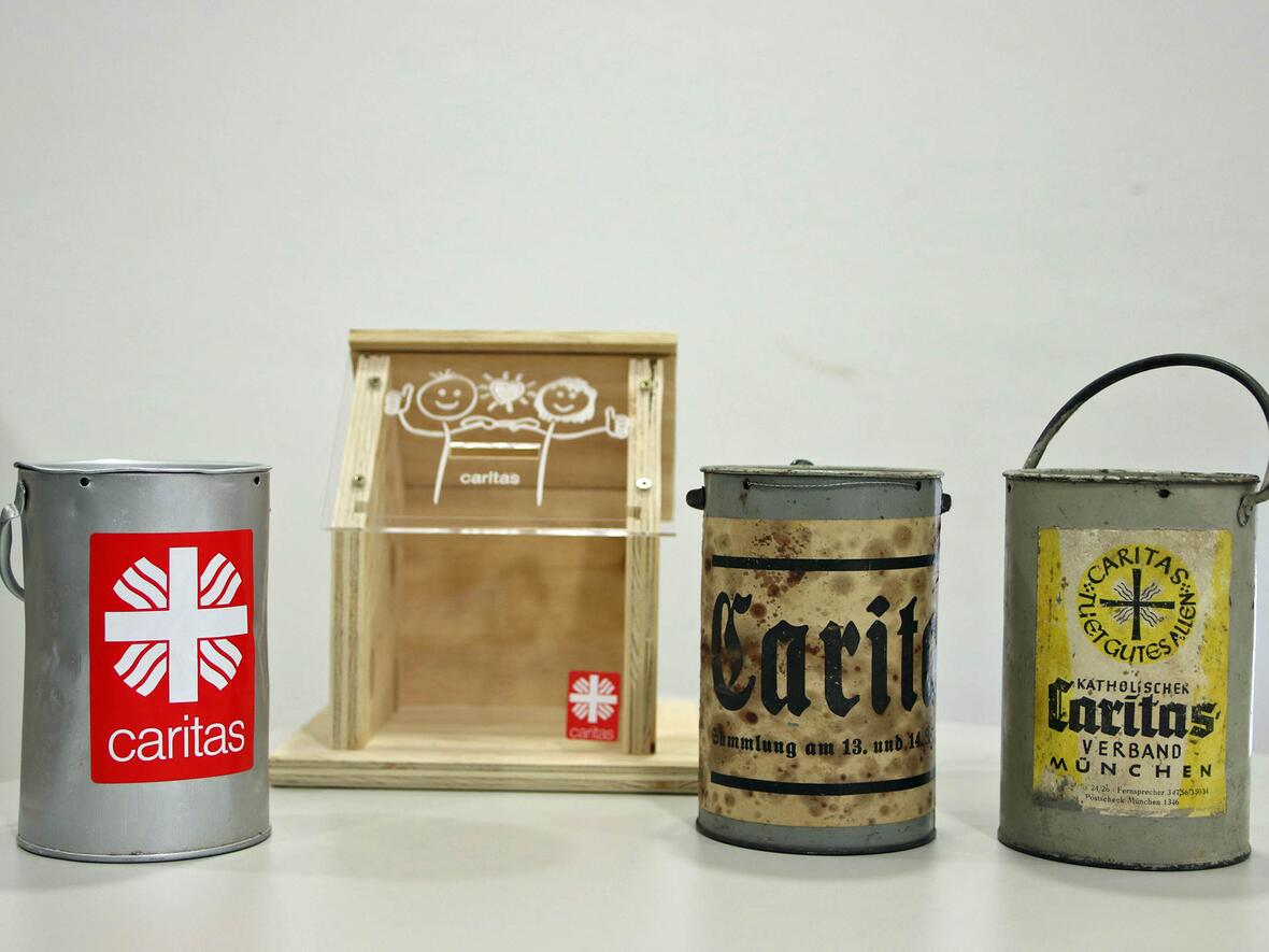 Schon früher war die Straßensammlung mit der Büchse in der Hand ein wichtiger Bestandteil der Caritasspendenaktion. Heute bitten vereinzelt Pfarrgemeinden Geschäftsinhaber darum, in ihren Geschäftsräumen Spendenhäuschen (im Hintergrund) aufstellen zu dürfen. (Foto: Caritas Augsburg / Bernhard Gattner)