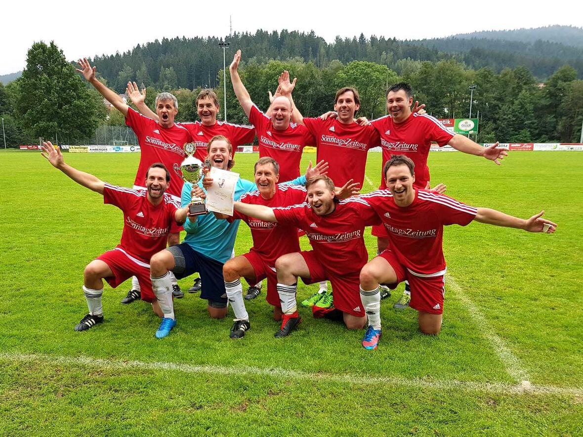Grenzenloser Jubel: Das Team des Bistums Augsburg holt sich verdient den siebten Titel. (Foto privat)  