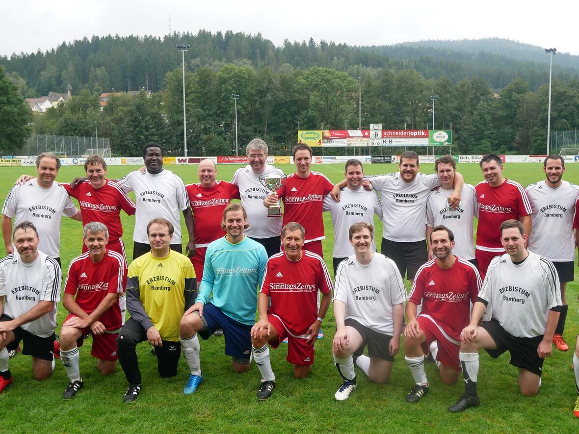 Bayerische Klerusmeisterschaften in Lam: Bistum Augsburg holt siebten Titel und ist Rekordsieger