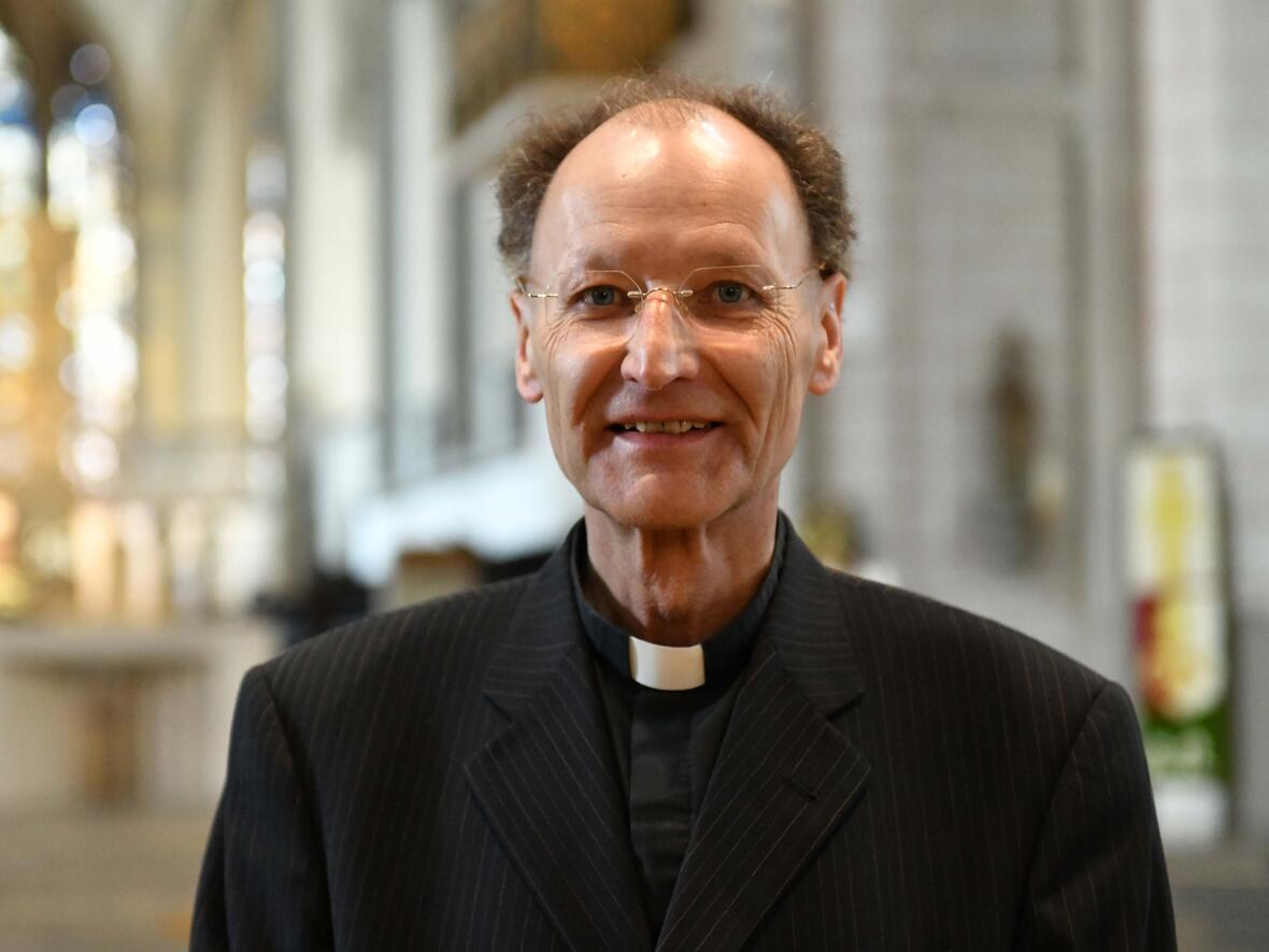 Generalvikar Domdekan Wolfgang Hacker spricht dem Memminger Koordinationsteam seinen Dank aus (Foto: Daniel Jäckel / pba)